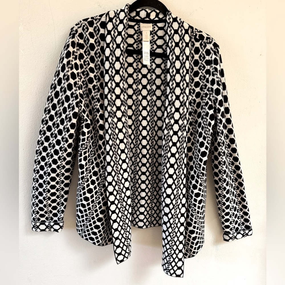 Chico’s black & white geometric knit shrug size 1 medium